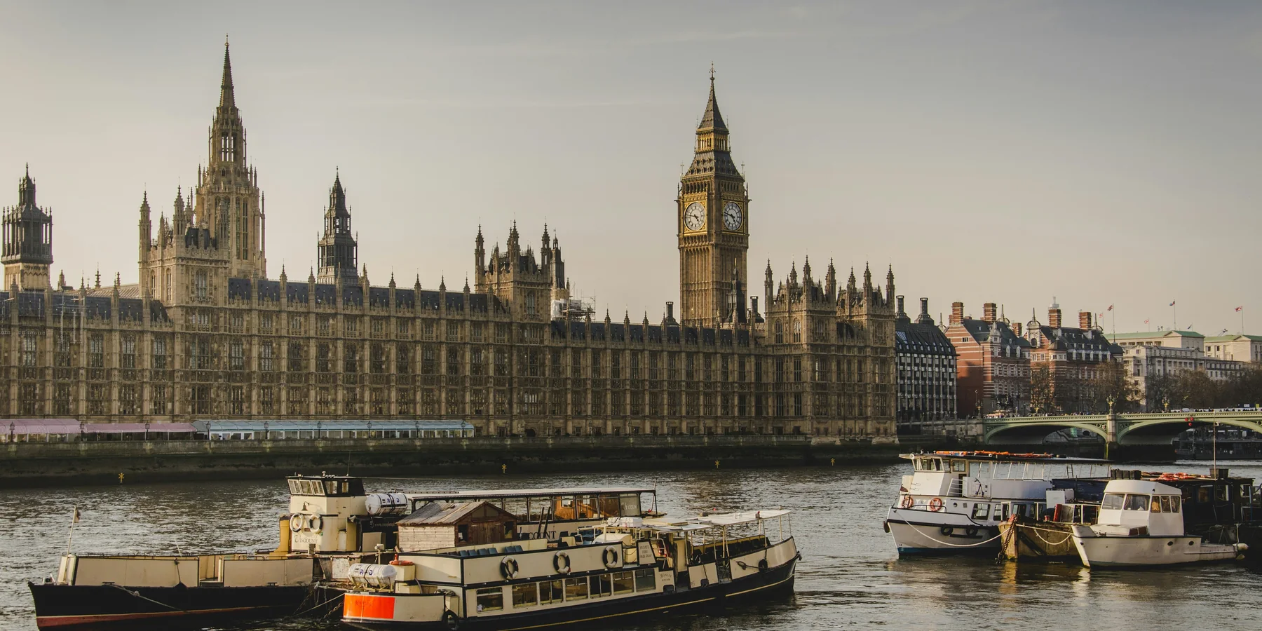Casarse en Londres: aviso previo, registro civil y costos (2026)